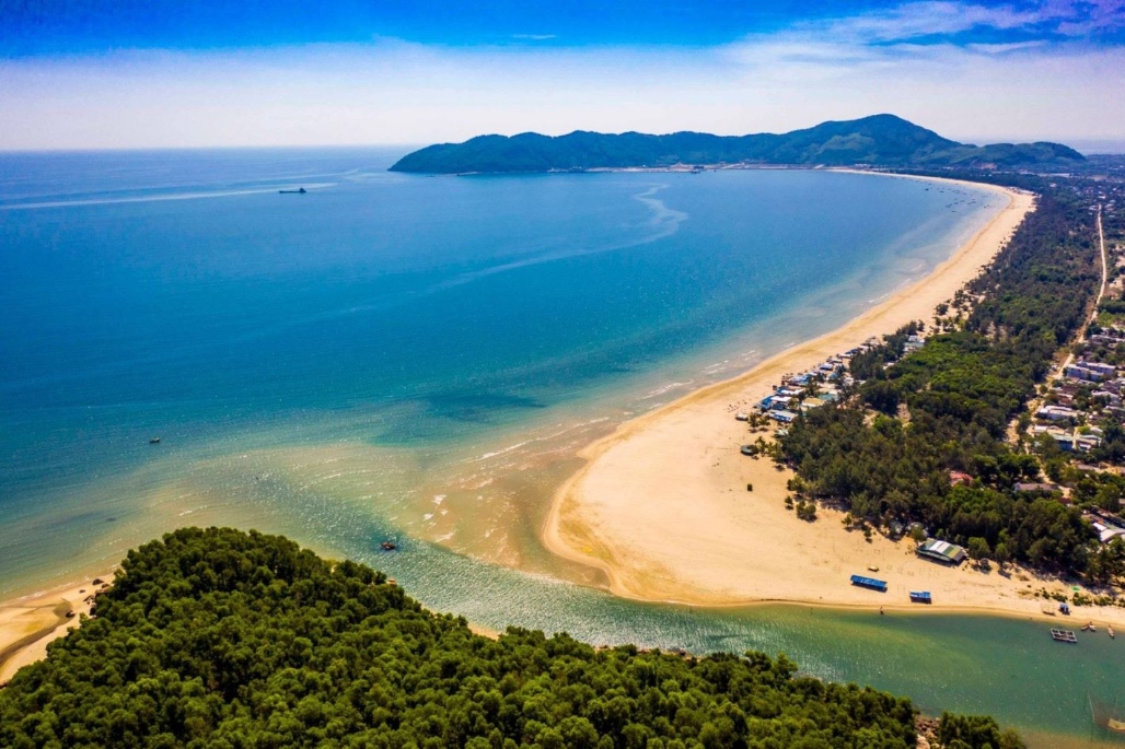Biển Lăng Cô tọa lạc giữa Cố Đô Huế và thành phố Đà Nẵng