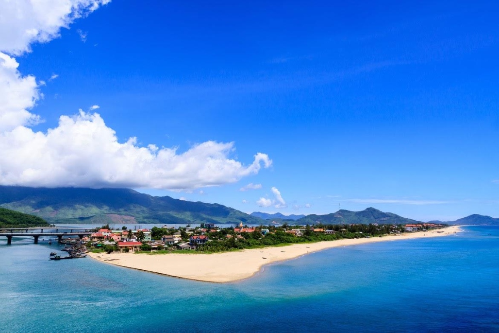 Biển Vinh Thanh nằm ở xã Vinh Thanh, huyện Phú Vang, tỉnh Thừa Thiên Huế