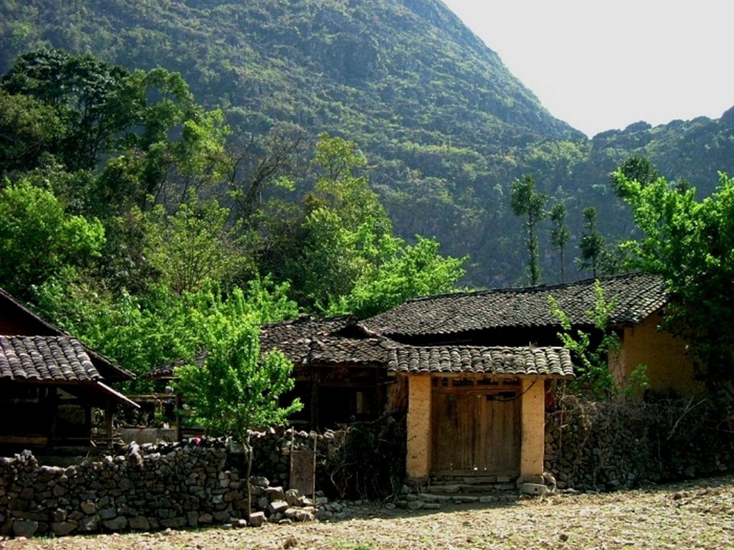 Những ngôi nhà cổ trên núi