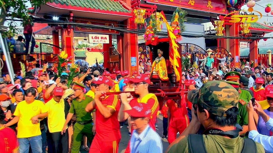 Tham gia lễ hội lớn ở chùa Bà Thiên Hậu