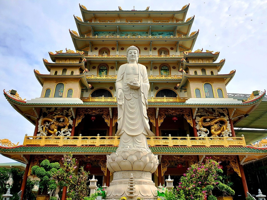 Chùa Vạn Phật nổi tiếng với kiểu kiến trúc độc lạ