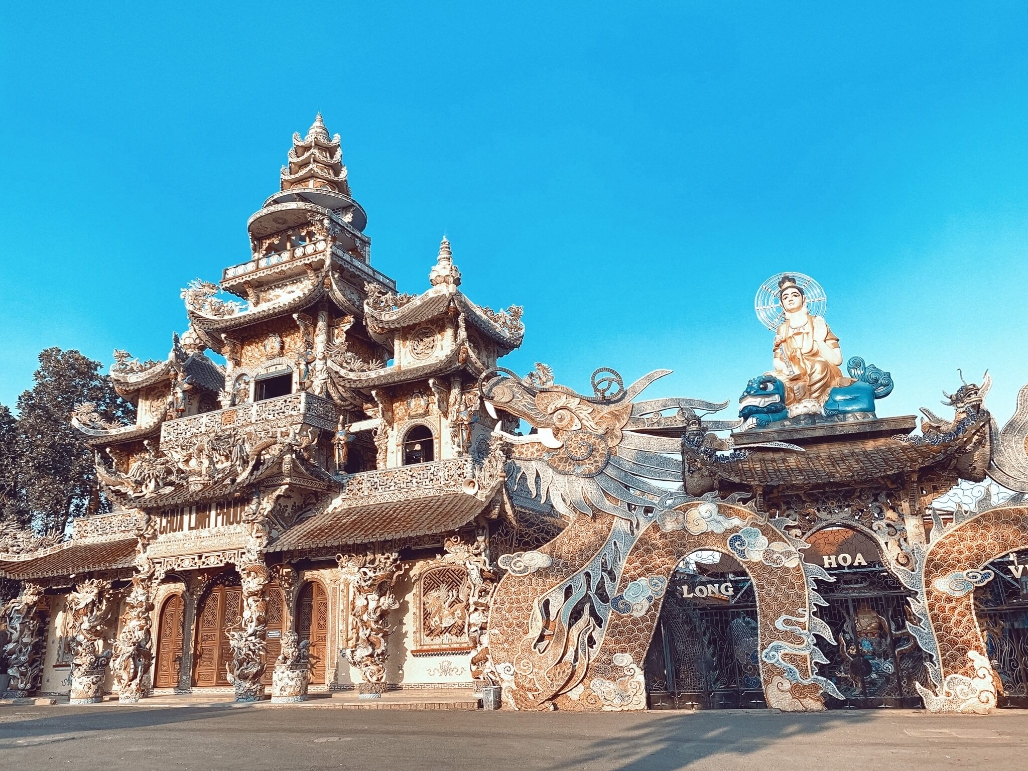 Chùa Ve Chai ( Linh Phước Tự) nằm ở ngoại ô cách trung tâm Đà Lạt