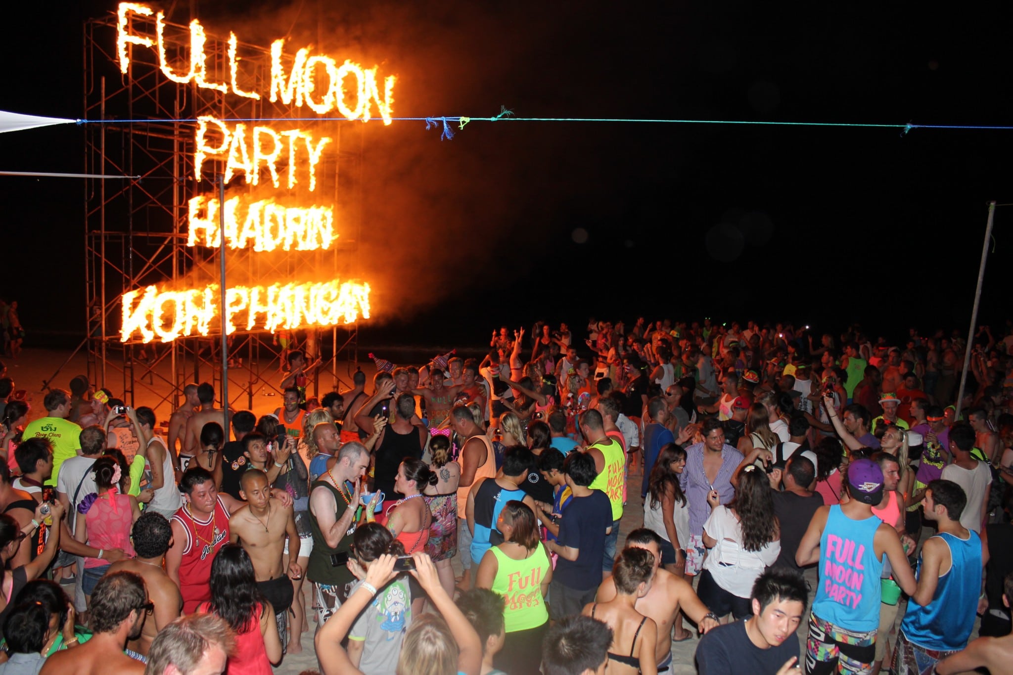 Bãi biển đông nghịt khách tham quan về dự tiệc Full Moon Party.